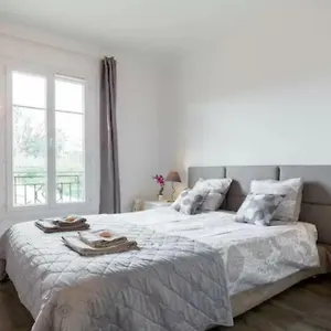 Appartement Stylish White And Red